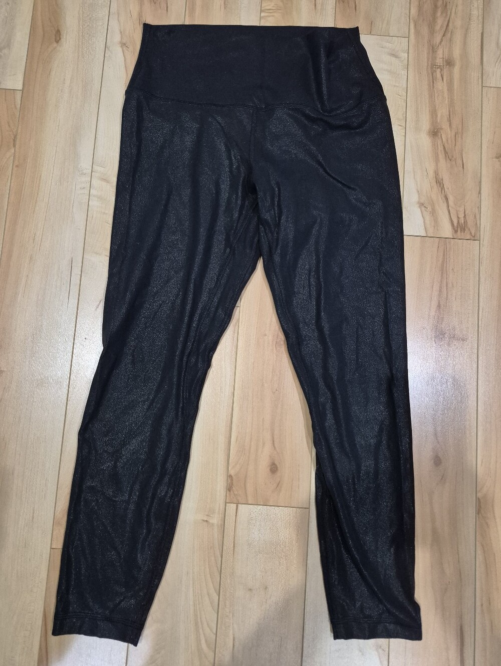 Lululemon women's size 8 shiny black capri leggings